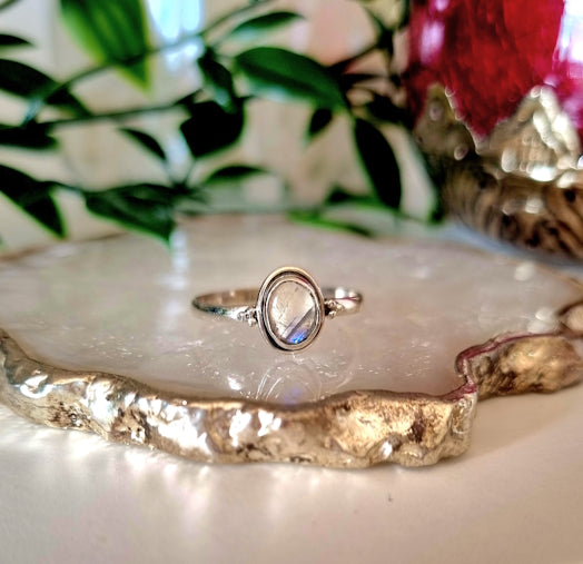 Ring med Månsten och Silver