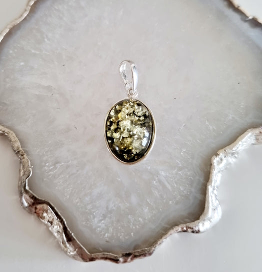 Hänge av silver och Grön Bärnsten