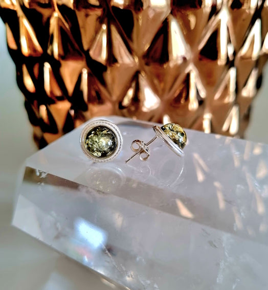 Örhängen av silver och Grön Bärnsten