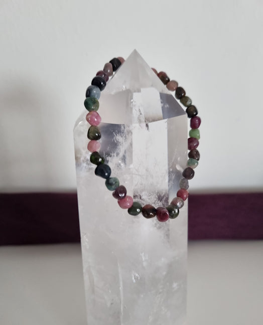 Armband RegnbågsTurmalin, oregelbundna pärlor