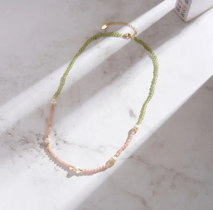 Halsband med Peridot, Rosa opal och Sötvattenpärlor