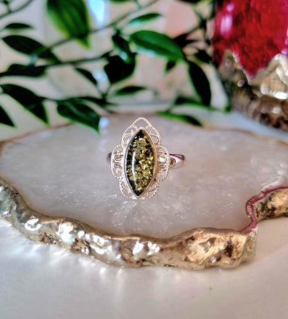 Ring med grön bärnsten och silver (Justerbar)
