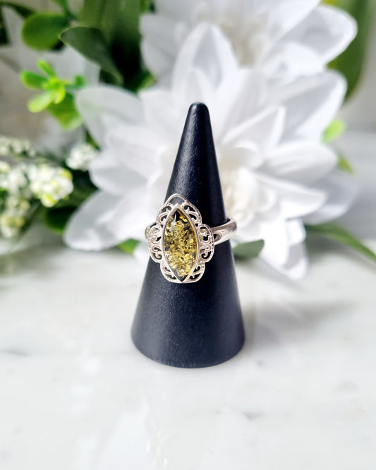 Ring med grön bärnsten och silver (Justerbar)