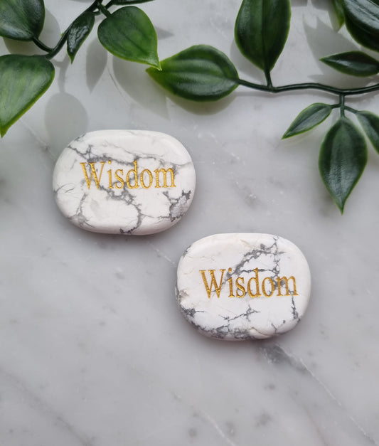 Handsten med Howlit och ordet "Wisdom"