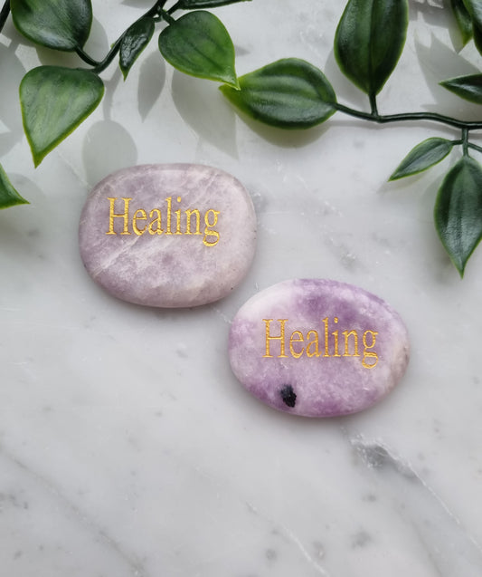 Handsten med Kunzit och ordet "Healing"