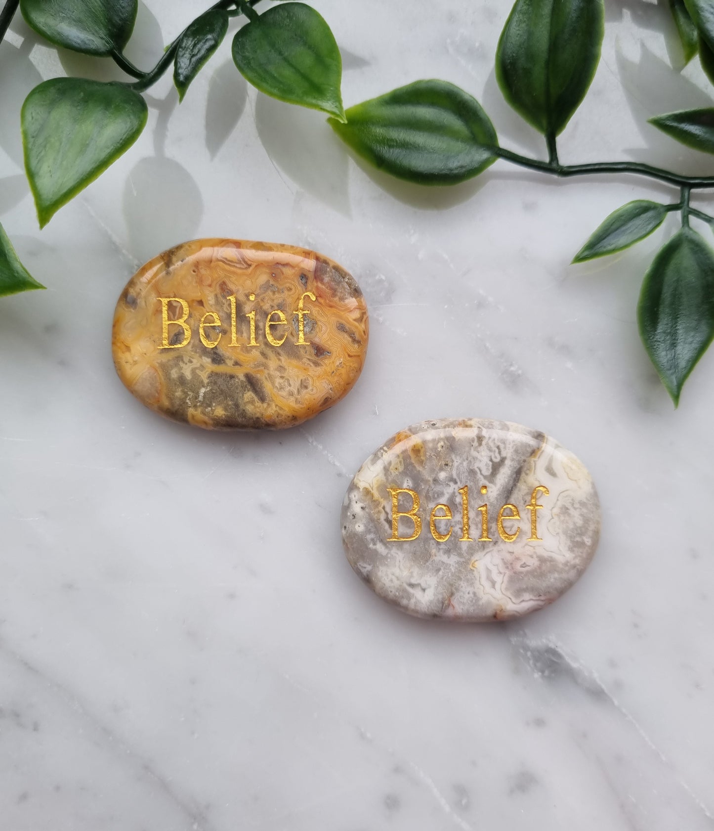 Handsten med "Crazy Lace" agat med ordet "Belief"