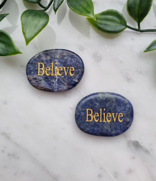 Handsten med Lapis Lazuli och ordet "Believe"