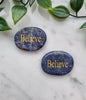 Handsten med Lapis Lazuli och ordet "Believe"