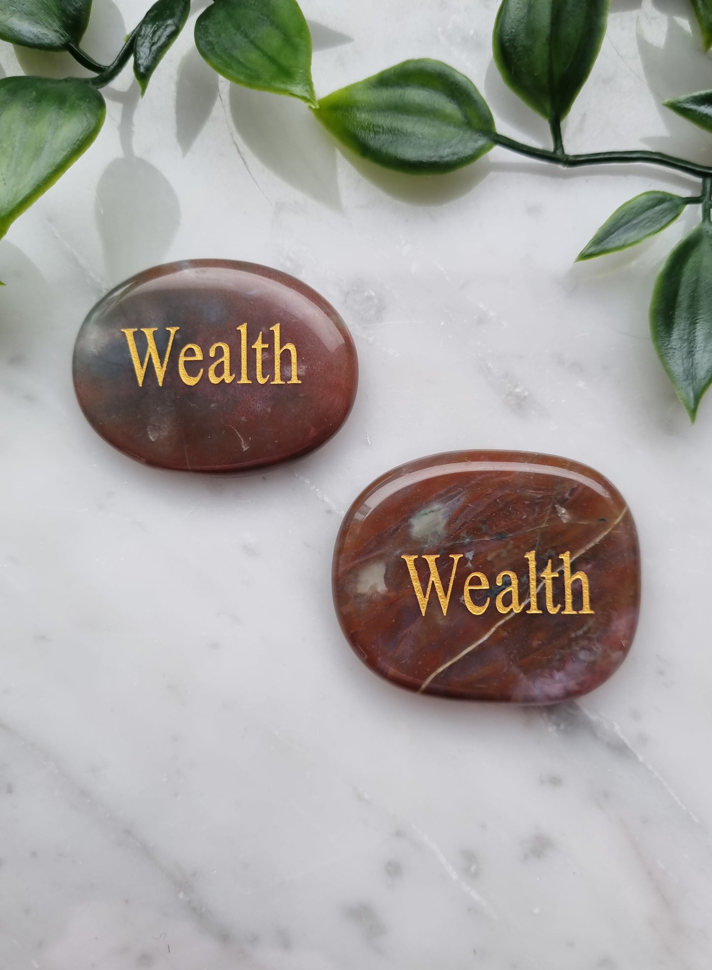 Handsten med Agat och ordet "Wealth"
