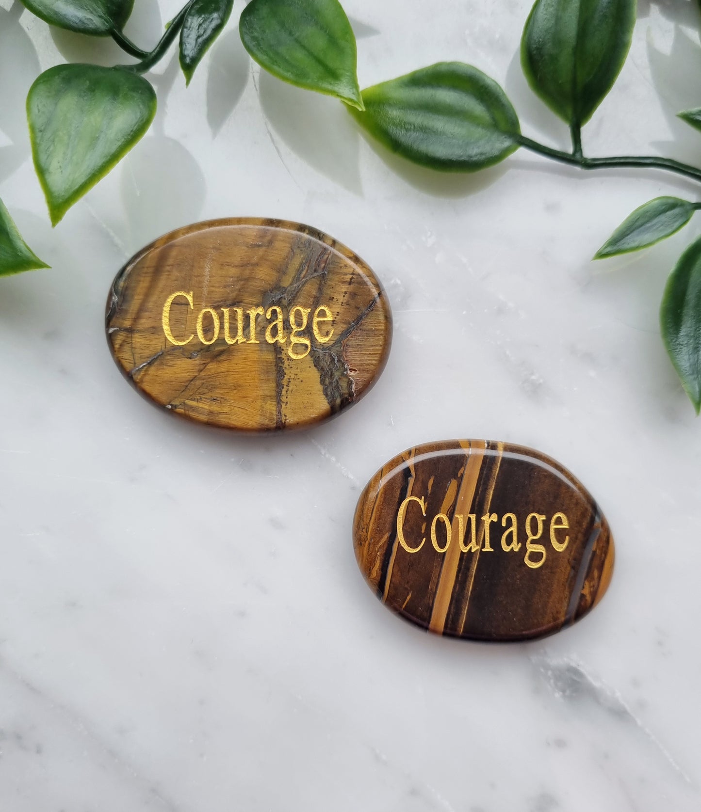 Handsten med Tigeröga och ordet "Courage"